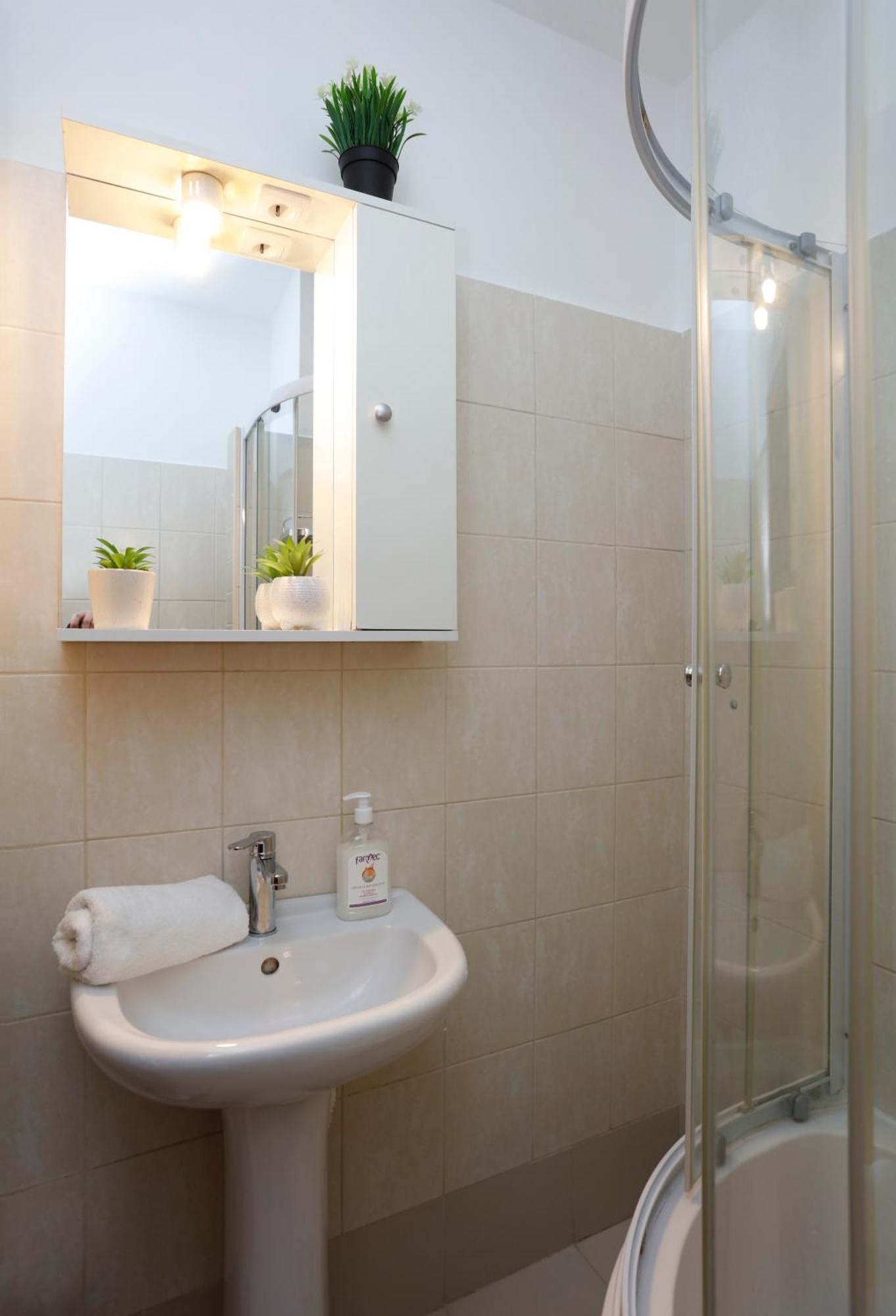 Enchanting Retreat - Historic Old Town - Pet-Friendly Haven - Steps From Unirii Bukarest Exteriör bild
